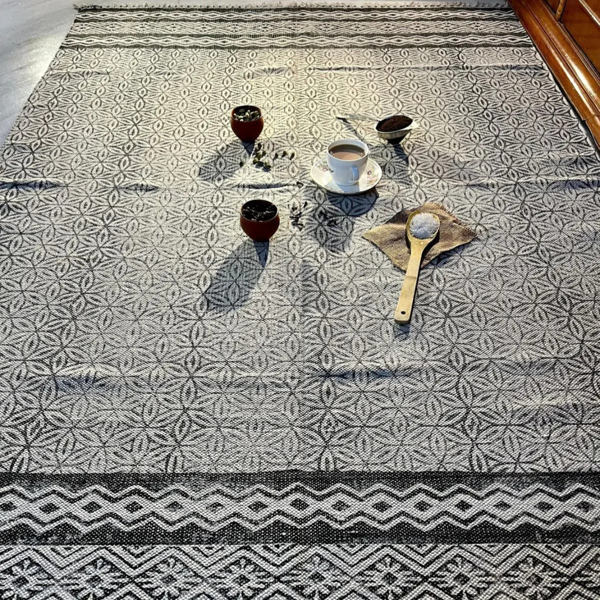 Black & Beige Boho Cotton Area Rug – Hand Block Printed Indian Dhurrie, Soft Washable Flat Weave Carpet for Living Room & Bedroom, Kitchen, Dining Room